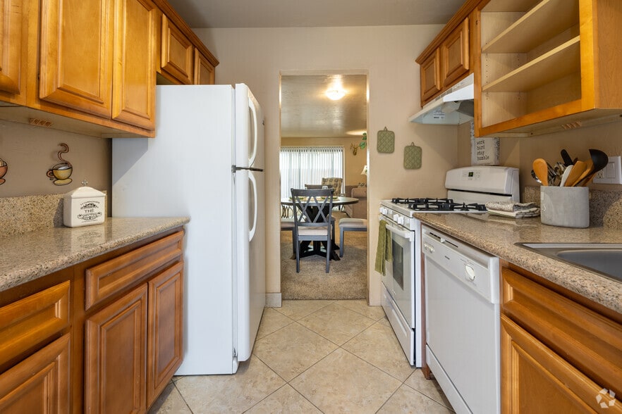 2BR, 1BA - 760SF - Kitchen - Pebble Creek Apartments
