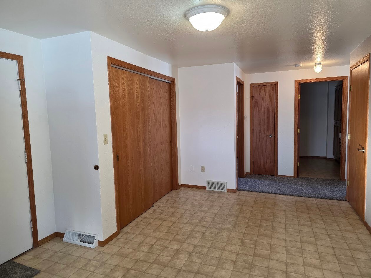 Building Photo - 722 Goldfinch Ln