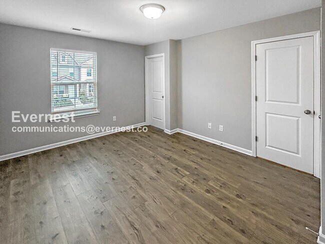 Building Photo - Limited Time Special Offer / 2 Bed/ 2.5 Bath Townhome with Off-Street Parking / Pet-Friendly / Co...