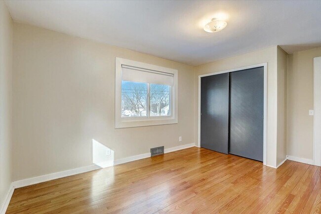 Building Photo - 309 E Lakeview Ave
