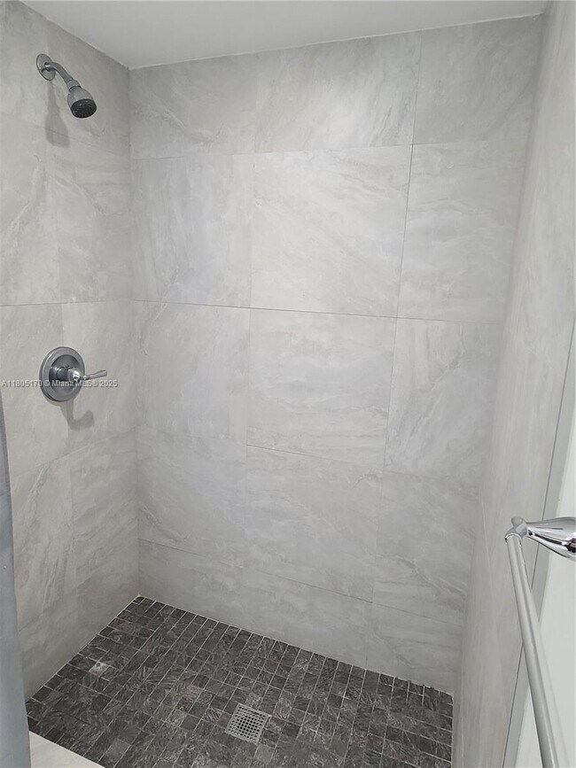 Building Photo - 3625 N Country Club Dr