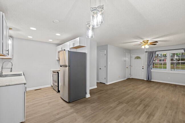 Building Photo - Charming 3 bedroom Available Now