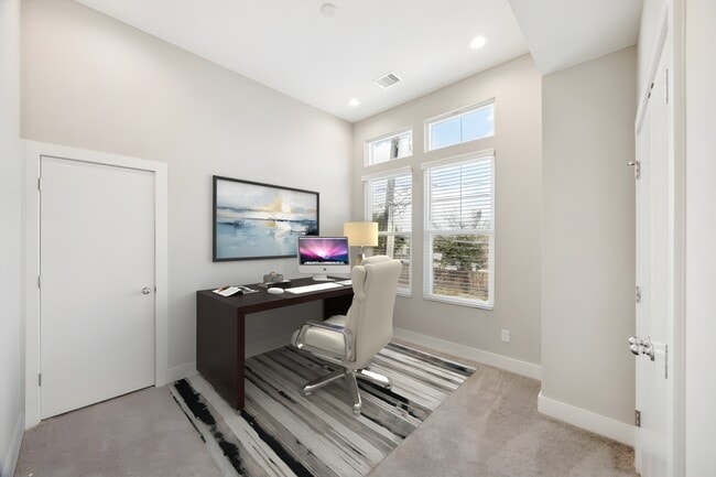 Building Photo - 8662 Easthaven Blvd