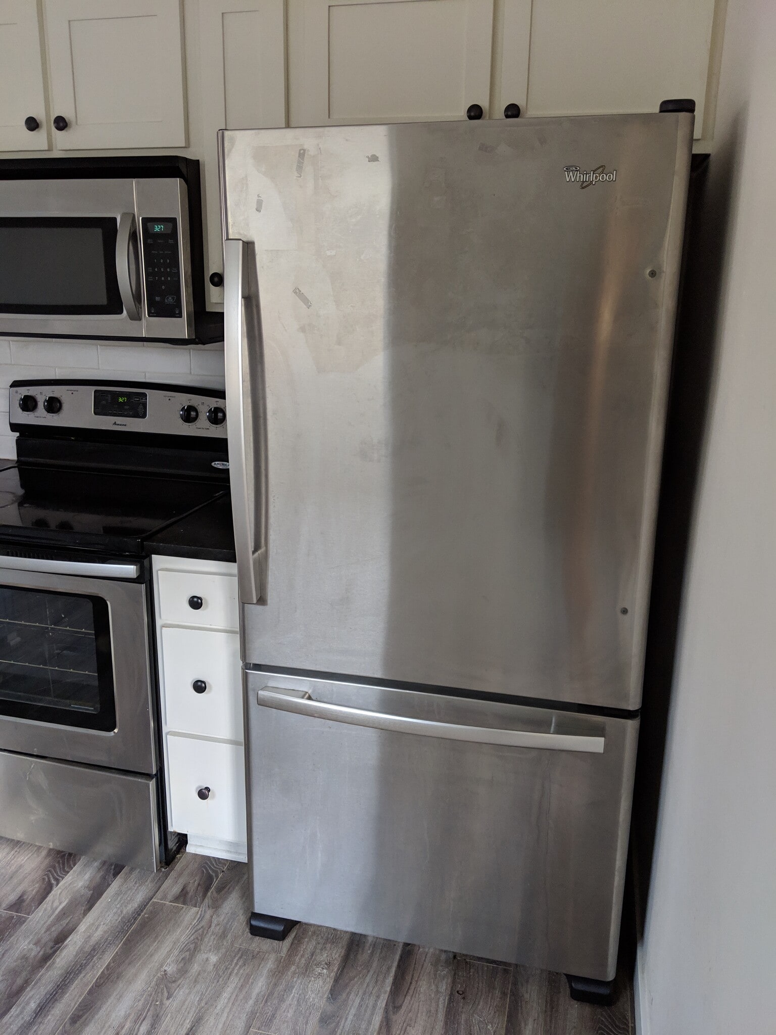 Kitchen appliances - 7138 N Central St