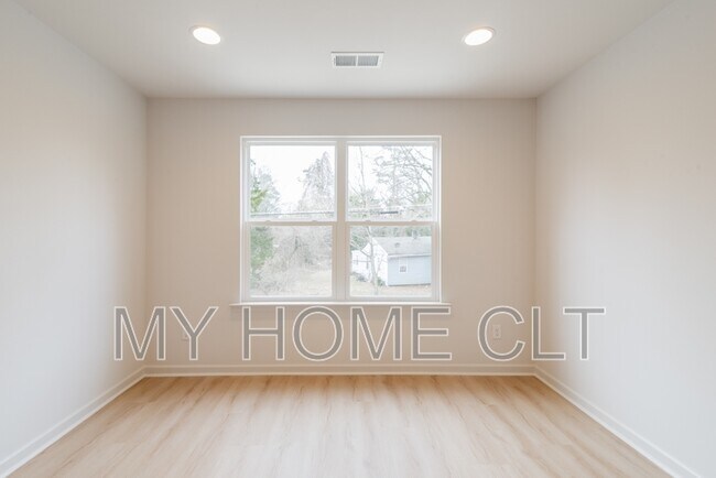 Building Photo - 2719 Capitol Dr