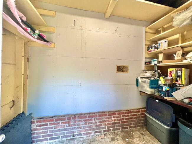 Building Photo - LOADS OF STORAGE!