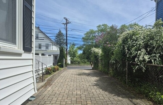 Building Photo - 445 Beech St