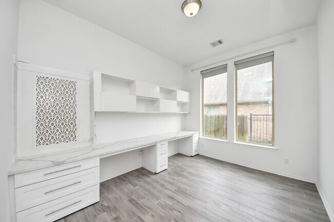 Building Photo - 10910 Wardrop Pl
