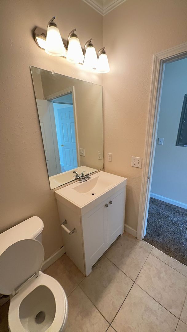 Building Photo - Come see this 2 bedroom, 2 bath, first-flo...