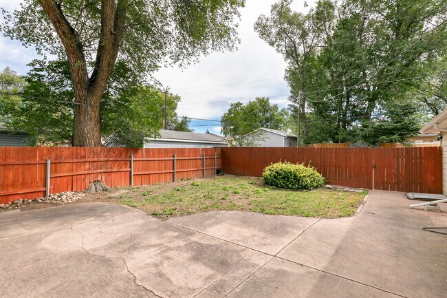 Building Photo - 1411 Custer Ave