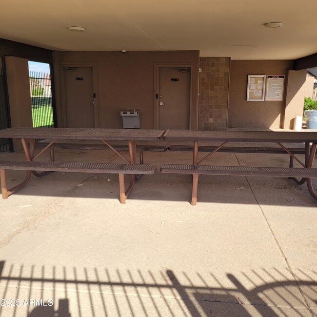 Building Photo - 1622 N Comanche Dr