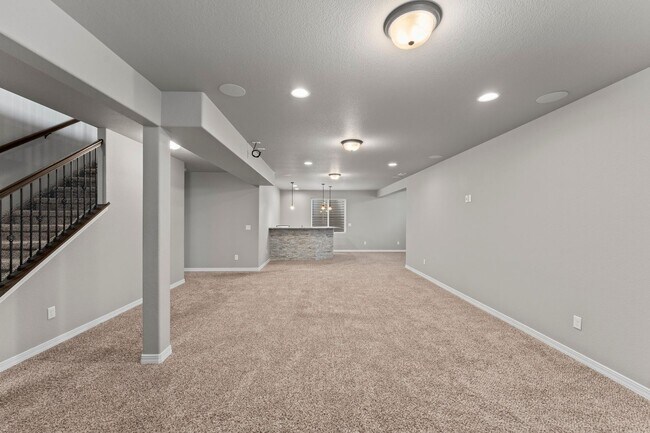 Building Photo - Beautifully Updated 4-Bedroom Home with Op...