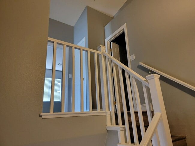 Building Photo - 3 Bedroom Townhouse with a backyard