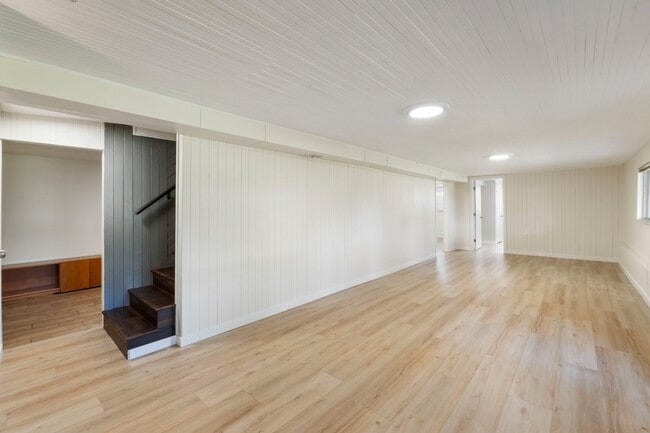Building Photo - Spacious 5 Bedroom with Huge yard and 3 fireplaces