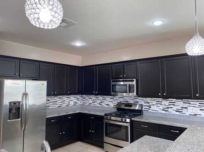 Building Photo - Spacious Tangerine Crossing - Corner Lot