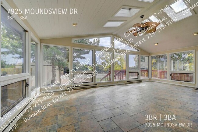 Building Photo - Huge Sunroom with Tons of Natural Light!