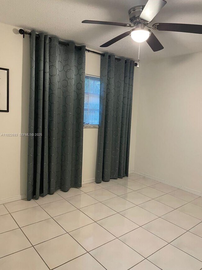 Building Photo - 3141 N Palm Aire Dr