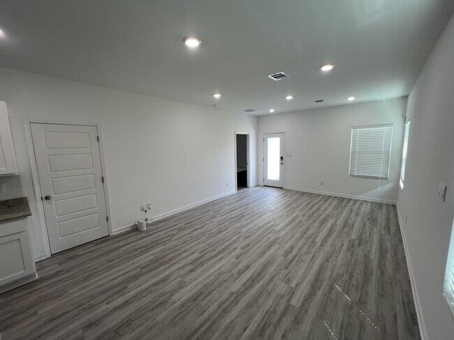 Building Photo - Charming 3 Bed, 2 Bath Home in Prime Locat...
