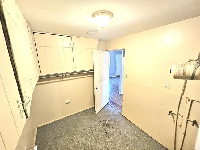 Building Photo - Amazing 3 Bedroom 1 Bathroom Home