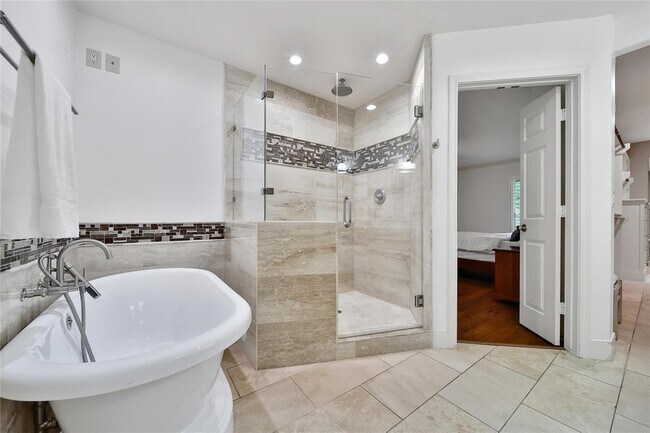 Building Photo - 1 Greenridge Forest Ct