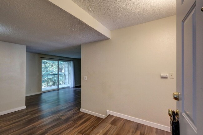 Building Photo - Superb Two Bedroom Renton Condo!  Great Lo...