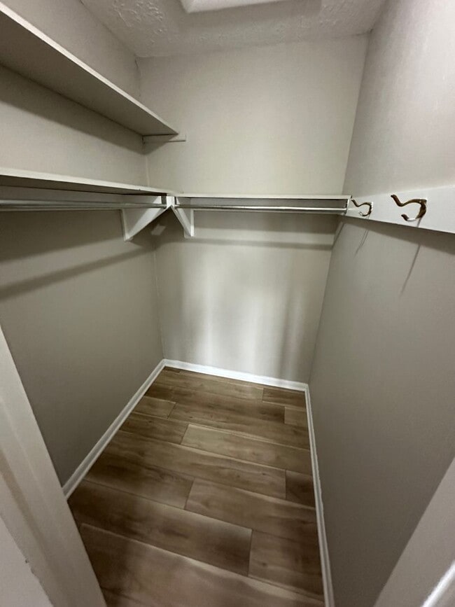 Building Photo - Updated 3 Bed 1.5 Bath Townhome with basem...