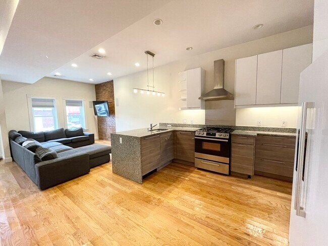 Building Photo - 92 L St