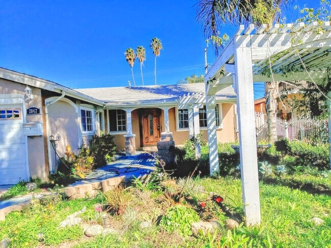 Building Photo - Recently Remodeled 3bd Single Story House Accepting Pets!