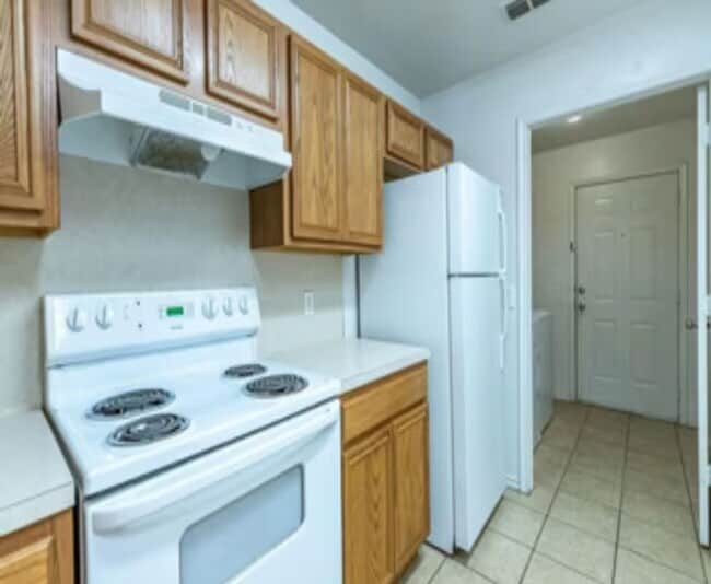 Building Photo - Available June 2026! 3 bed 3 bath 2 car garage