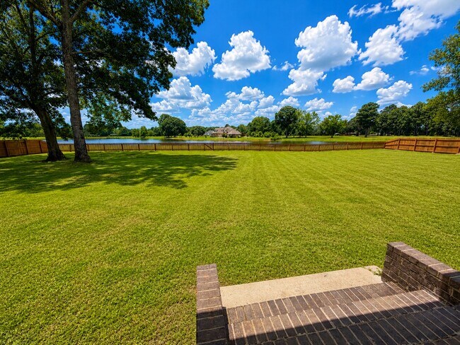 Building Photo - 40049 Back Nine Dr