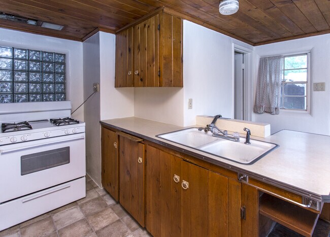 Building Photo - NE 2 Bedroom 1 1/2 Bath