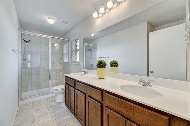 Building Photo - Modern Luxury Awaits in Buda – Stylish 4/B...