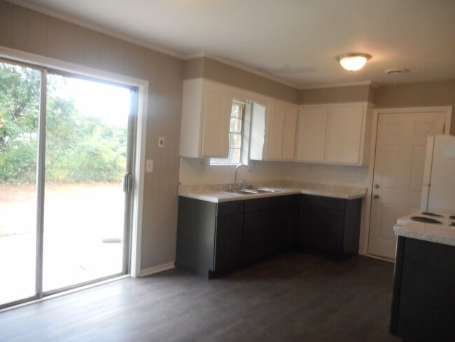 Building Photo - Charming 3 Bedroom, 1.5 Bath Home with Gar...