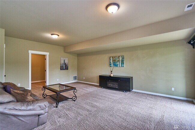 Building Photo - Kent Duplex LOWER Unit with Huge Yard & Private Feel