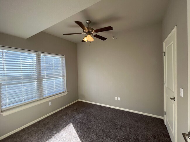 Building Photo - 2 BEDROOM 2 BATH GREAT LOCATION