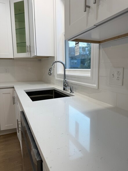 Primary Photo - 120 Cushing Ave
