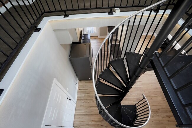 Building Photo - Two-Story Apartment with Parking in Uptown