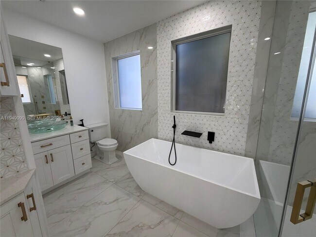 Building Photo - 364 SW 188th Ave