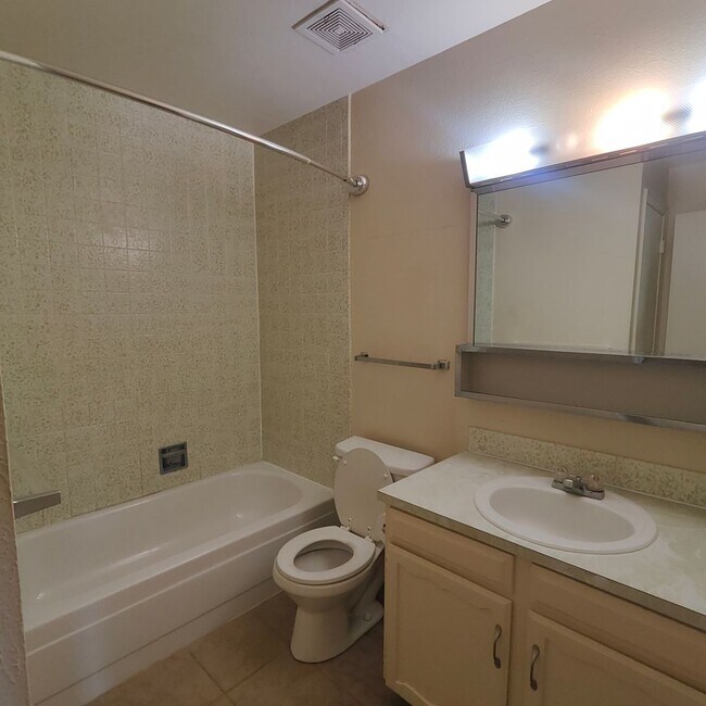 Building Photo - Condo Available At Chateau Village West wi...