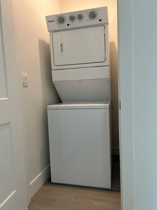 Building Photo - 2 Bed 1 BATH UPPER UNIT