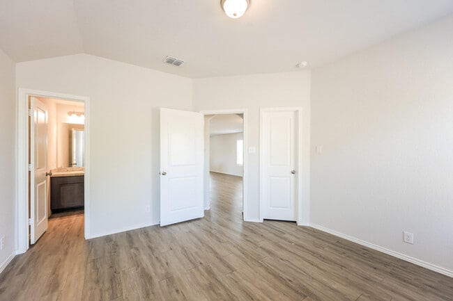 Building Photo - 3639 Somers Crest