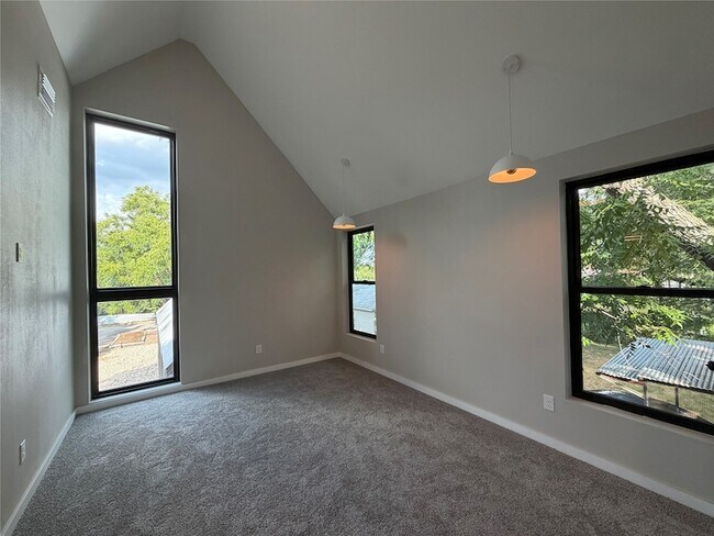 Building Photo - 957 Woods Ave