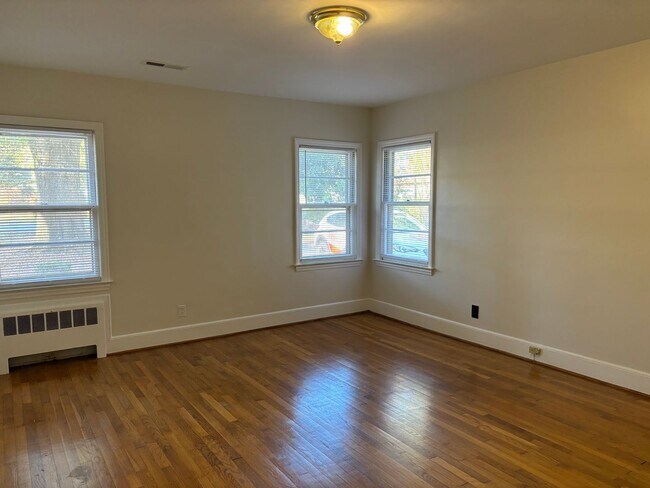 Building Photo - Hamilton Lakes Park Area 3 BR in Grimsley HS District