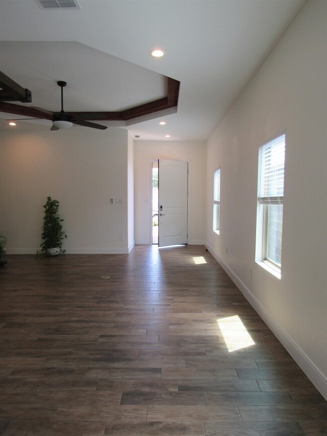 Building Photo - 2419 Messi St