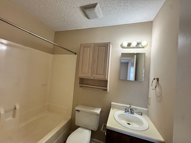 Building Photo - Great Location - Campbell County Townhome (176 Kitty Hawk Square)