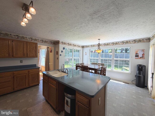 Building Photo - 407 Tamarack Cir