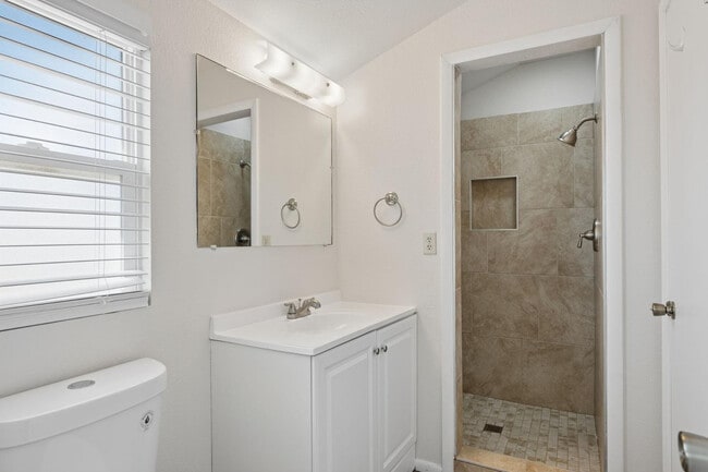 Building Photo - 2423 E Maryland Dr