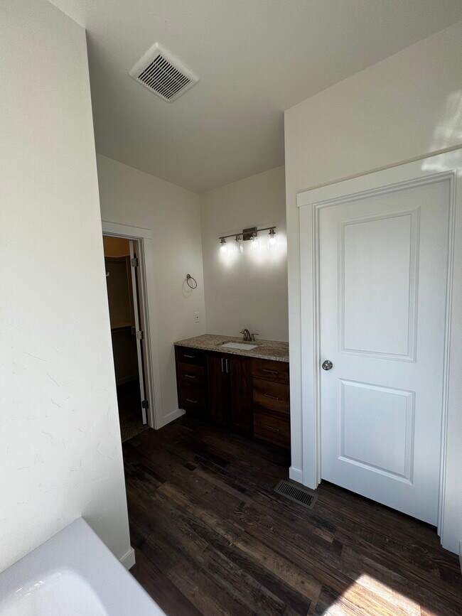 Primary bath - 5306 E Lewis Ln