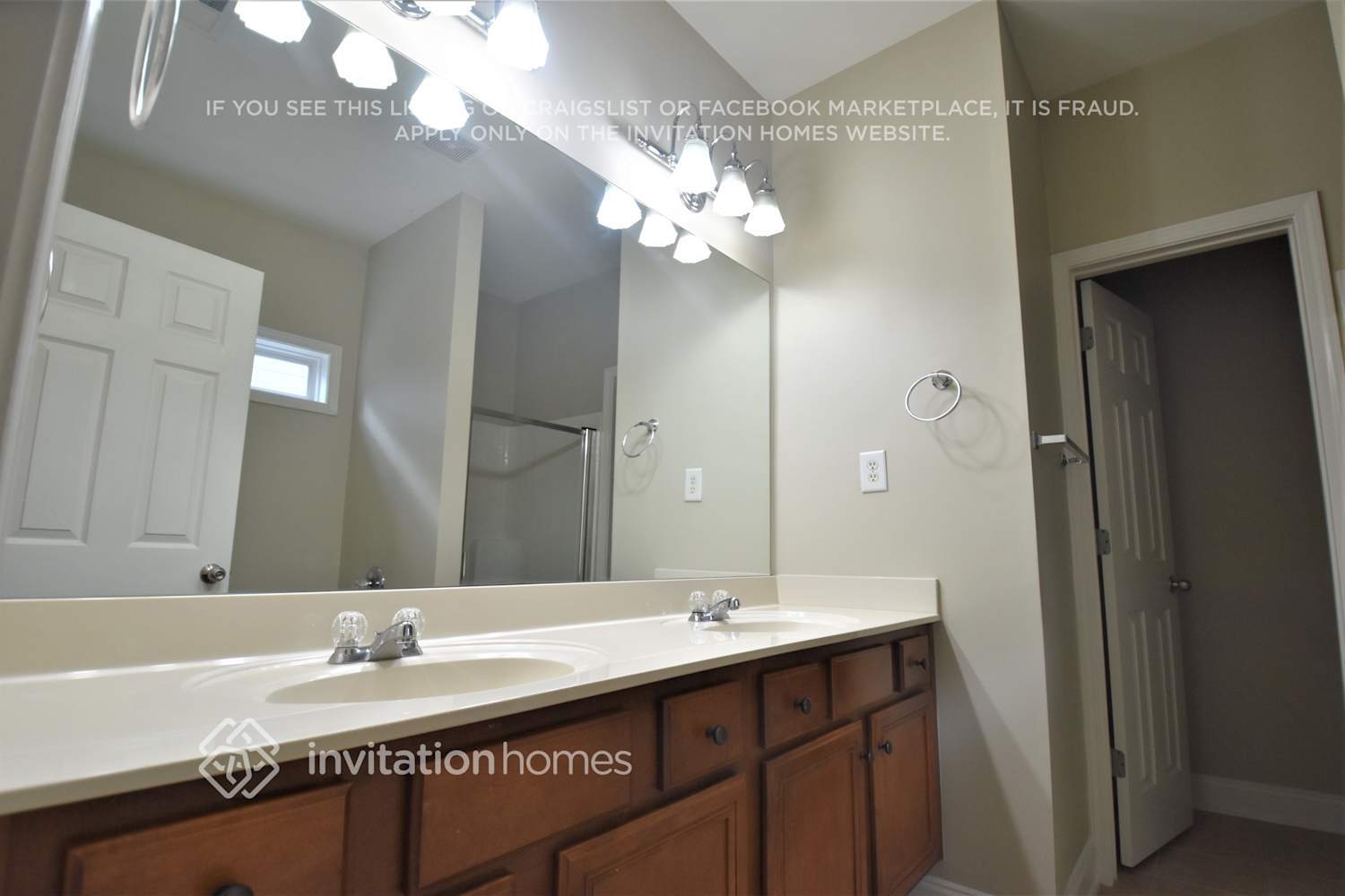 Building Photo - 490 Roland Manor Dr