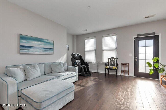 Building Photo - 29 Midway Rd N